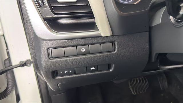 2021 Pearl White Tricoat Nissan Rogue SV AWD SUV