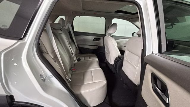 2021 Pearl White Tricoat Nissan Rogue SV AWD SUV