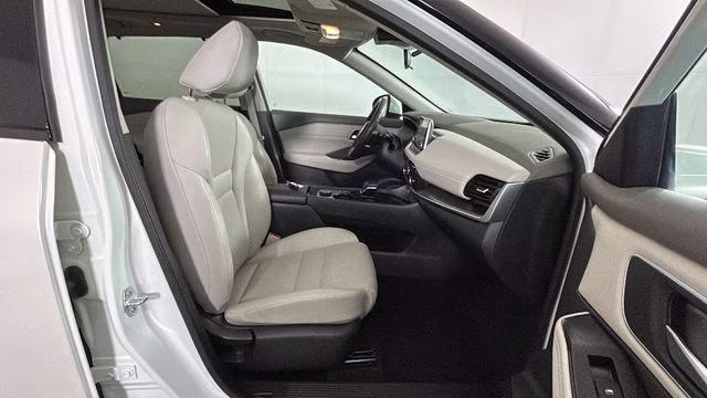 2021 Pearl White Tricoat Nissan Rogue SV AWD SUV