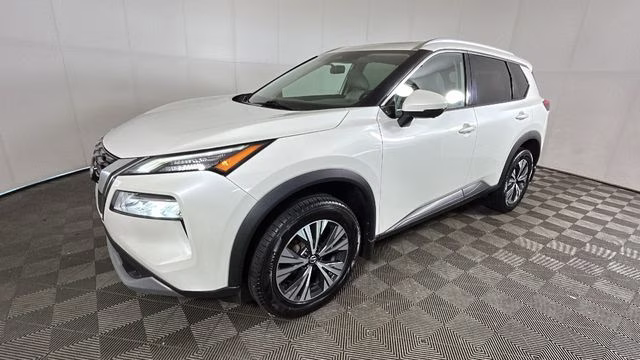 2021 Pearl White Tricoat Nissan Rogue SV AWD SUV