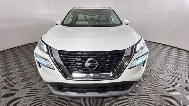 2021 Pearl White Tricoat Nissan Rogue SV AWD SUV