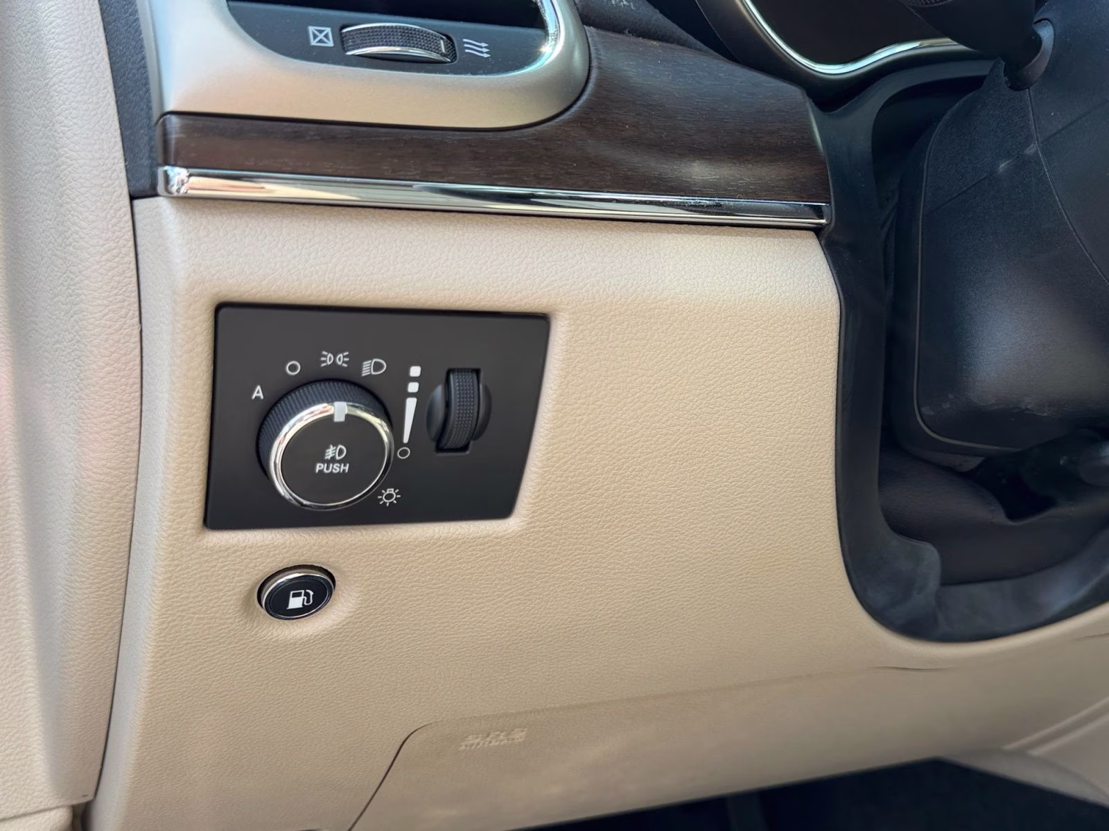 2015 Cashmere Pearlcoat Jeep Grand Cherokee Limited 4X4 SUV
