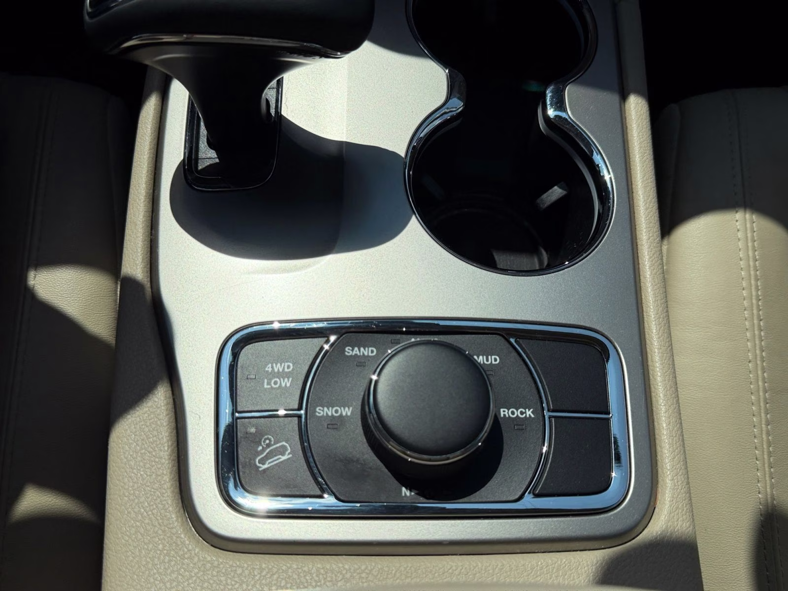 2015 Cashmere Pearlcoat Jeep Grand Cherokee Limited 4X4 SUV