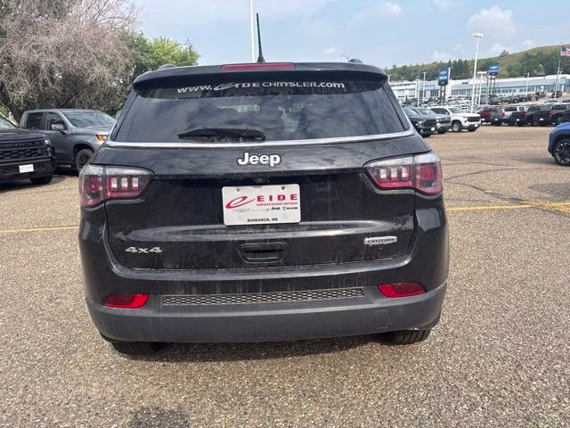 2019 Diamond Black Crystal Pearlcoat Jeep Compass Latitude 4X4 SUV