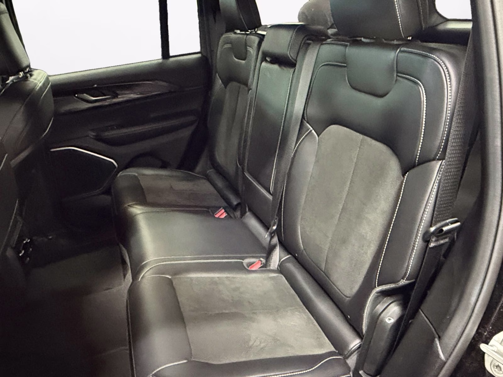 2022 Diamond Black Crystal Pearlcoat Jeep Grand Cherokee Altitude 4X4 SUV