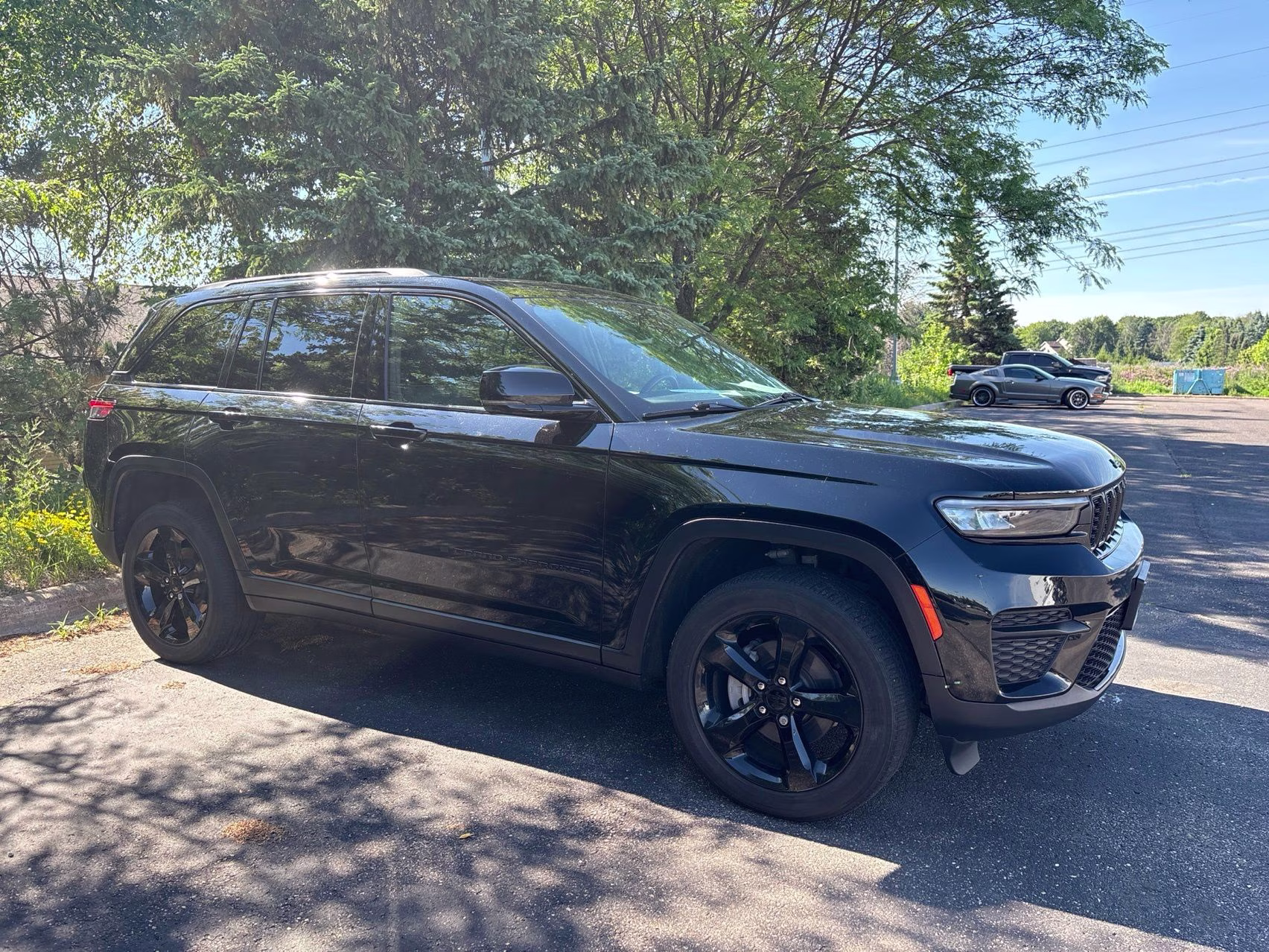 2022 Diamond Black Crystal Pearlcoat Jeep Grand Cherokee Altitude 4X4 SUV
