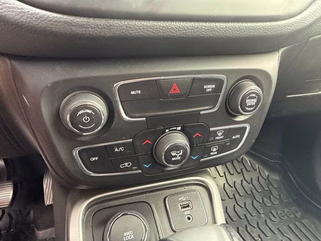 2019 Diamond Black Crystal Pearlcoat Jeep Compass Latitude 4X4 SUV