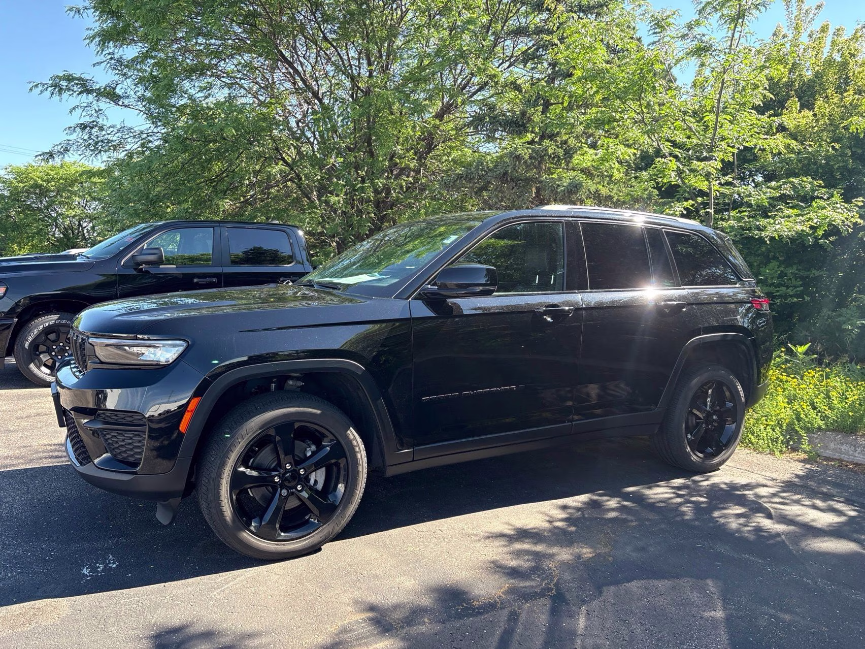2022 Diamond Black Crystal Pearlcoat Jeep Grand Cherokee Altitude 4X4 SUV
