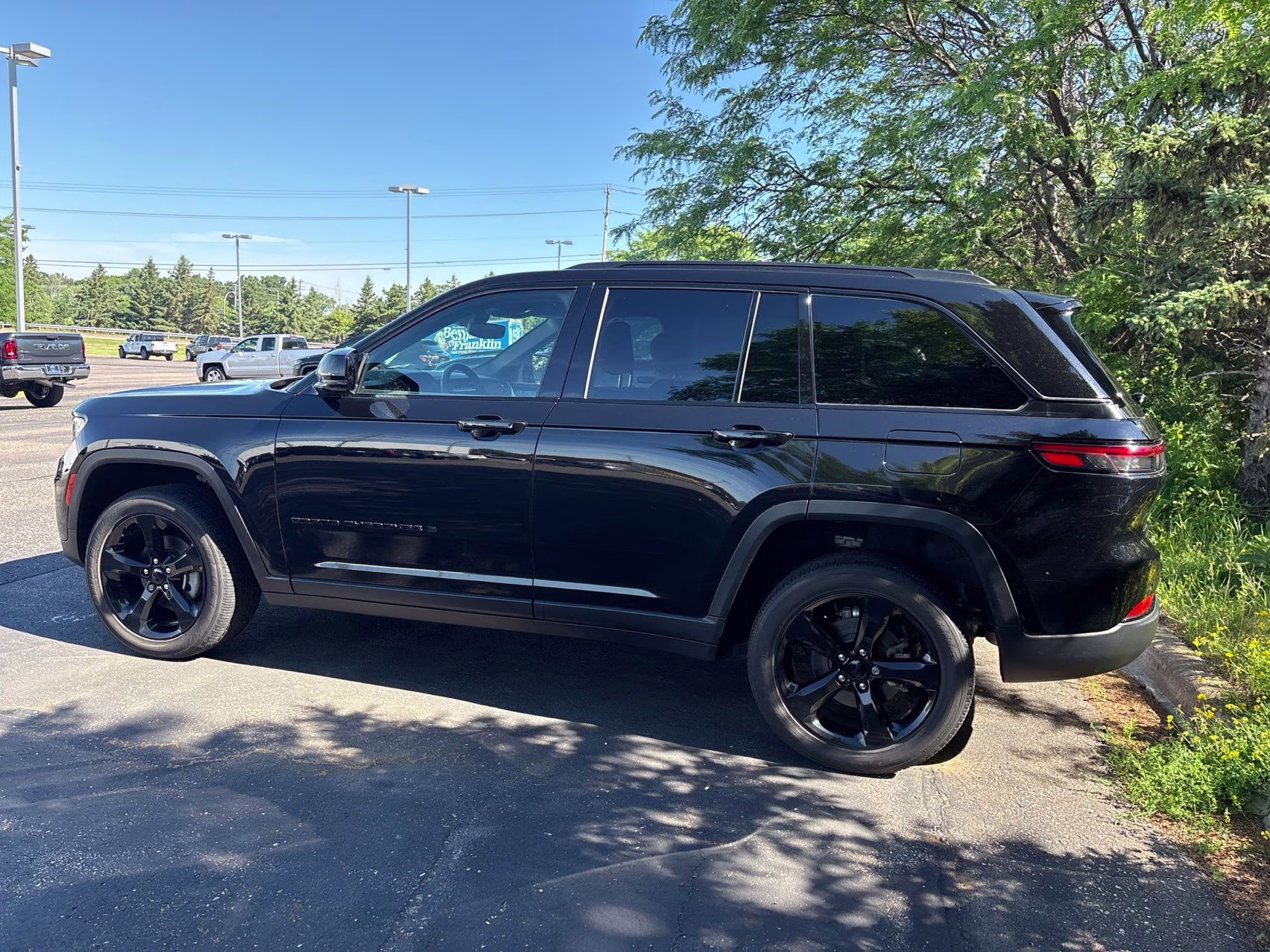 2022 Diamond Black Crystal Pearlcoat Jeep Grand Cherokee Altitude 4X4 SUV