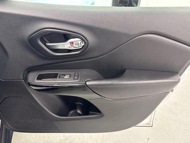 2021 Bright White Clearcoat Jeep Cherokee Altitude 4X4 SUV