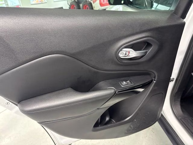 2021 Bright White Clearcoat Jeep Cherokee Altitude 4X4 SUV