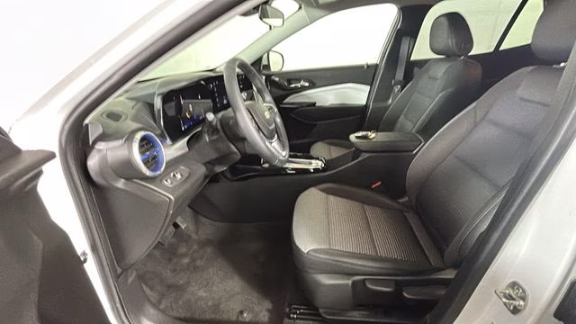 2025 Summit White Chevrolet Trax LT FWD SUV