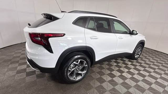 2025 Summit White Chevrolet Trax LT FWD SUV