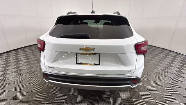 2025 Summit White Chevrolet Trax LT FWD SUV
