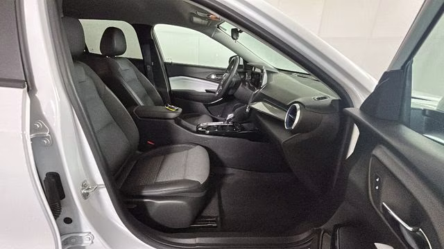 2025 Summit White Chevrolet Trax LT FWD SUV