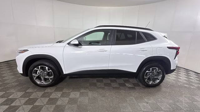 2025 Summit White Chevrolet Trax LT FWD SUV