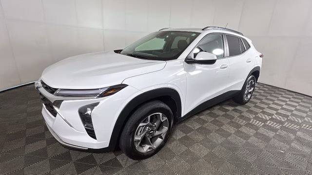 2025 Summit White Chevrolet Trax LT FWD SUV