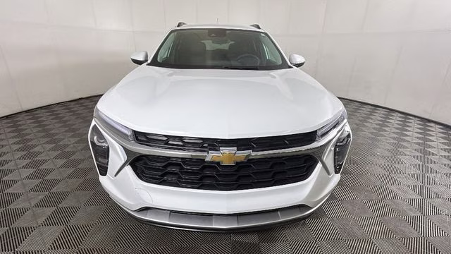 2025 Summit White Chevrolet Trax LT FWD SUV