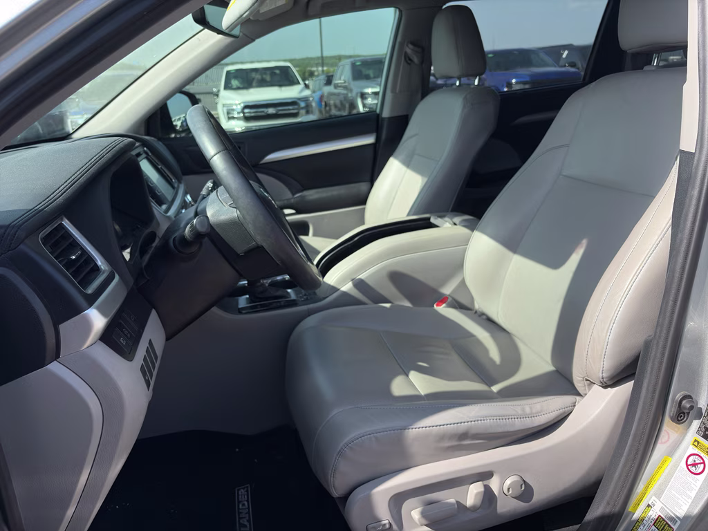2019 Celestial Silver Metallic Toyota Highlander XLE AWD SUV