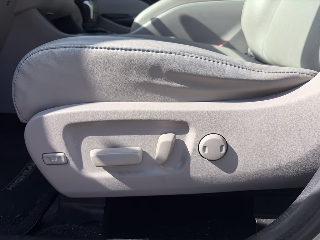 2019 Celestial Silver Metallic Toyota Highlander XLE AWD SUV