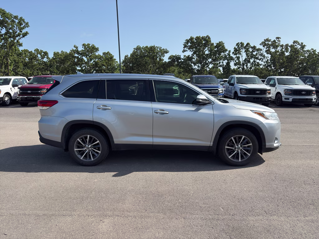 2019 Celestial Silver Metallic Toyota Highlander XLE AWD SUV