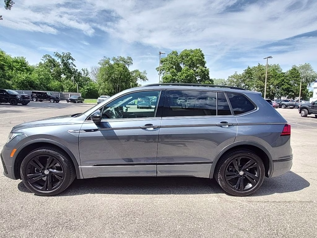 2024 Platinum Gray Metallic Volkswagen Tiguan 2.0T SE R-Line Black FWD SUV