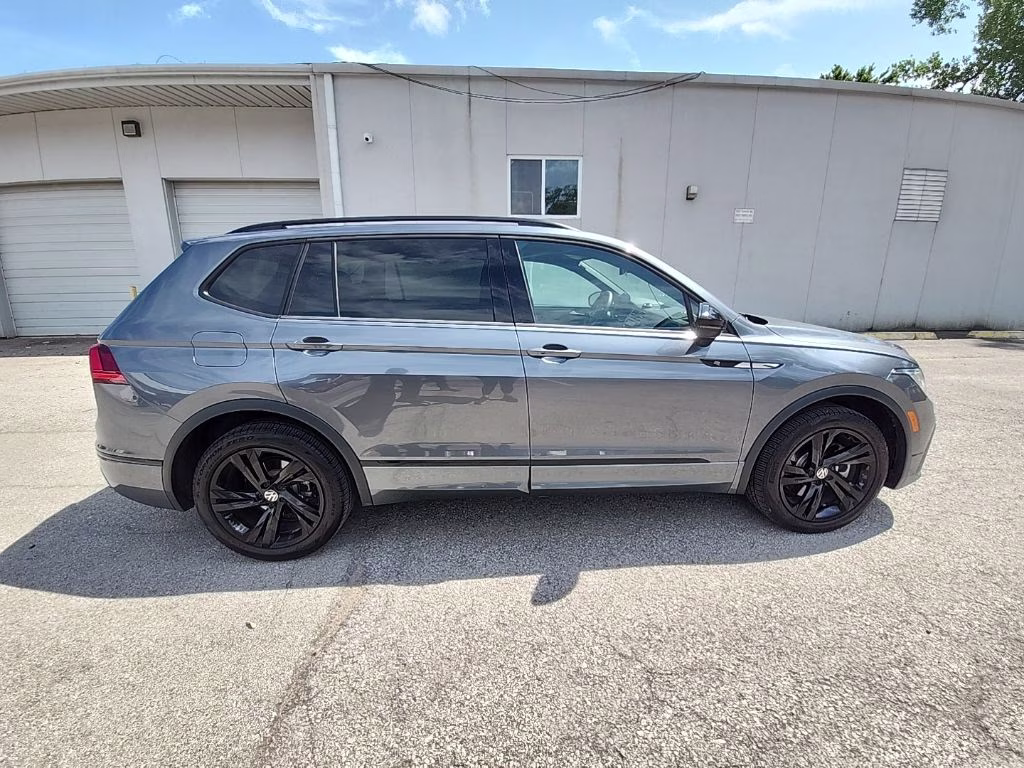 2024 Platinum Gray Metallic Volkswagen Tiguan 2.0T SE R-Line Black FWD SUV
