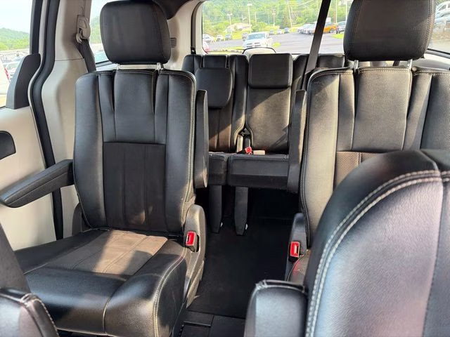 2019 White Dodge Grand Caravan SXT FWD Van