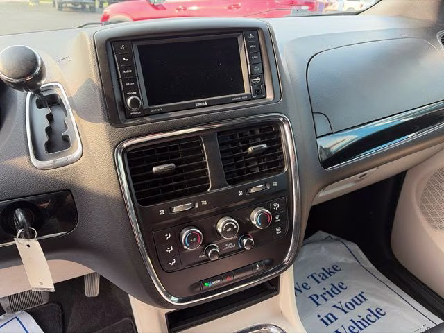 2019 White Dodge Grand Caravan SXT FWD Van