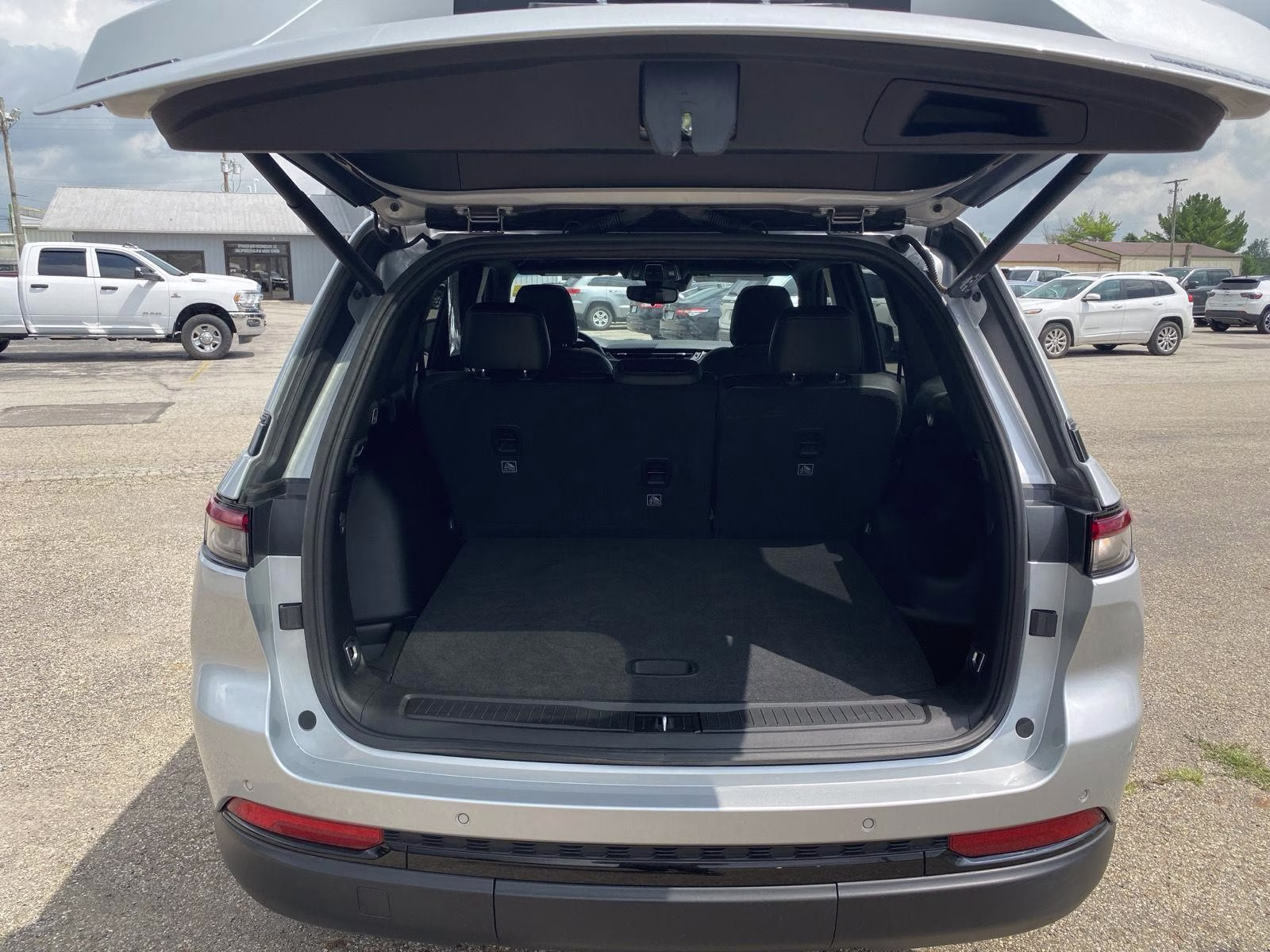 2023 Silver Zynith Jeep Grand Cherokee Altitude 4X4 SUV