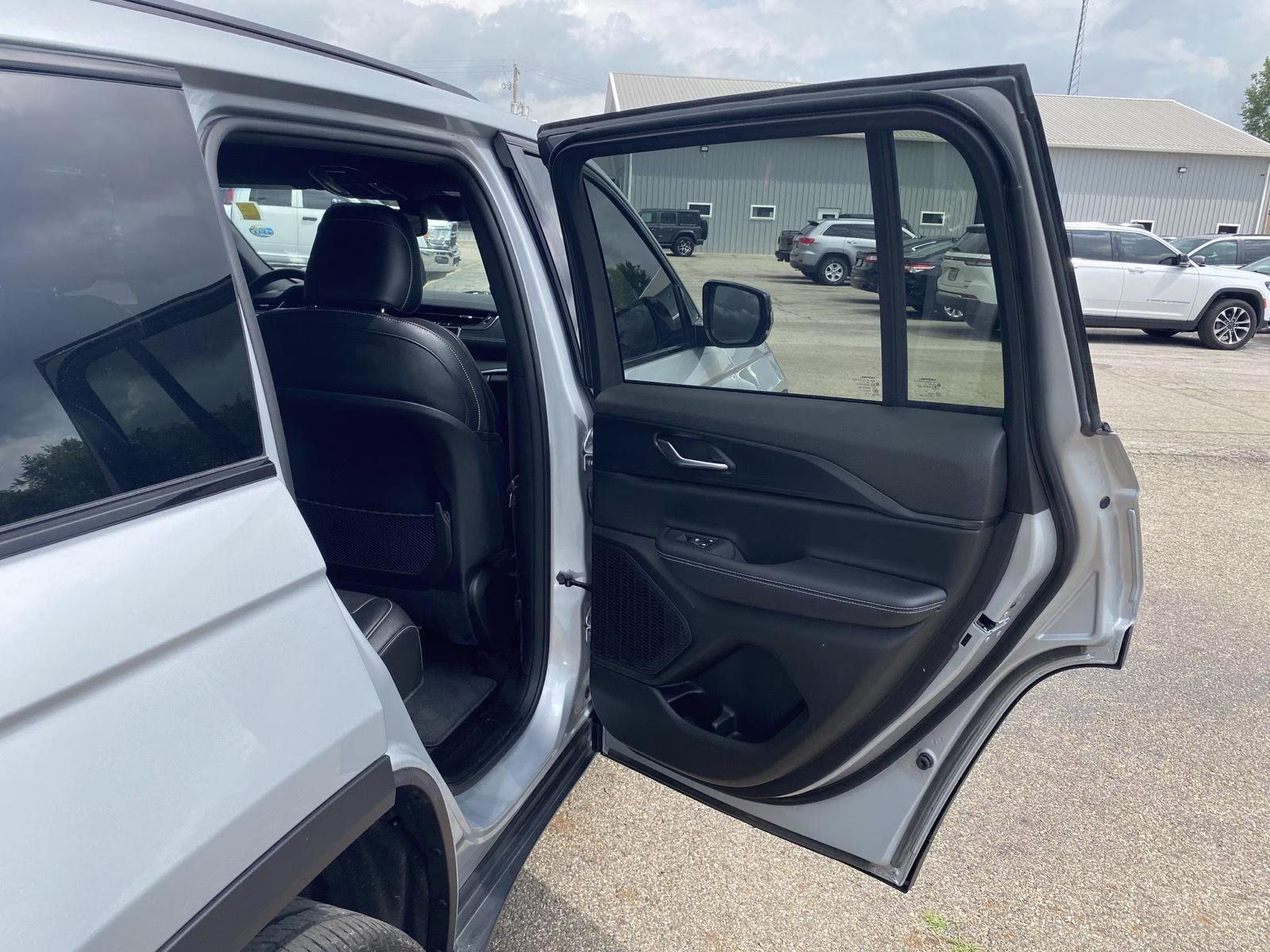 2023 Silver Zynith Jeep Grand Cherokee Altitude 4X4 SUV
