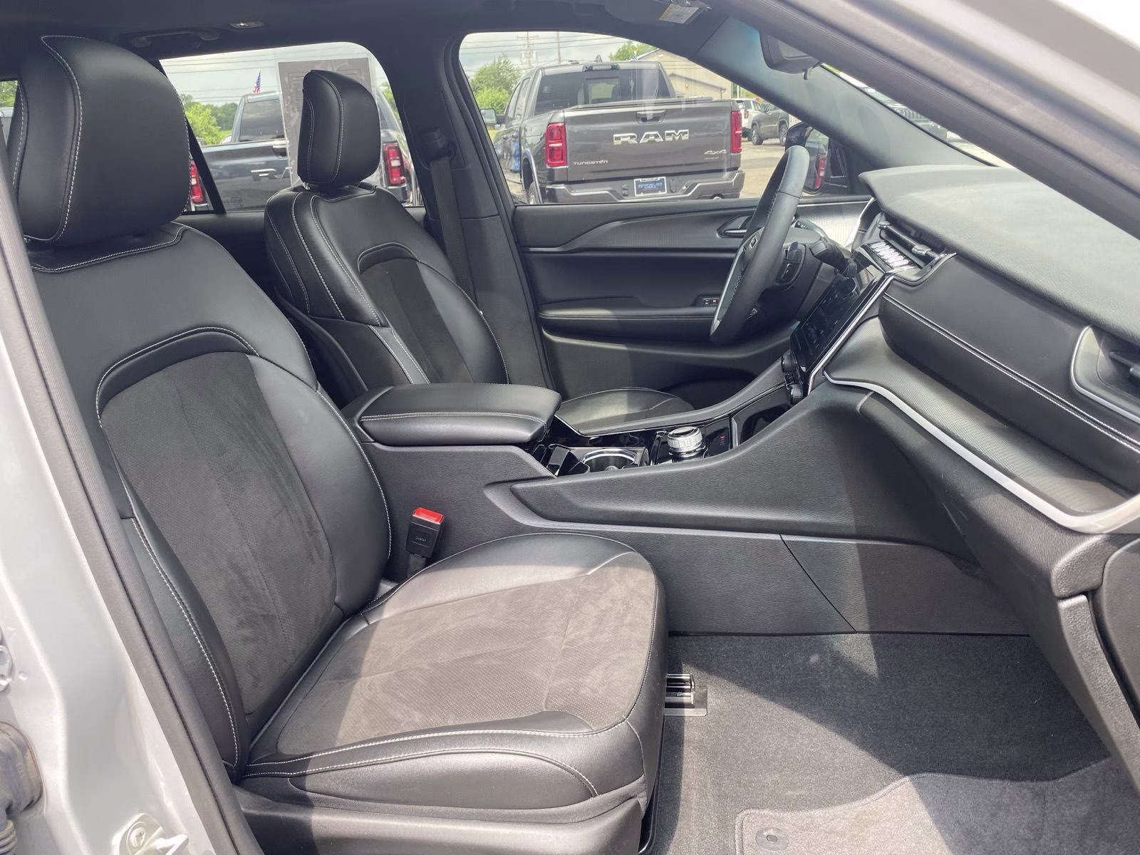 2023 Silver Zynith Jeep Grand Cherokee Altitude 4X4 SUV