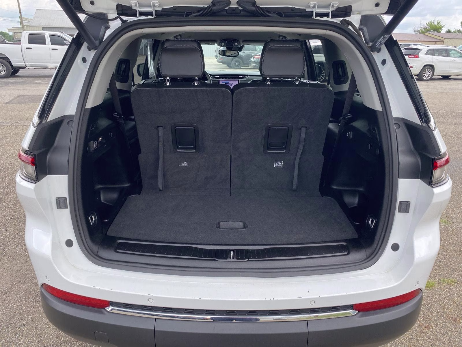 2023 Bright White Clearcoat Jeep Grand Cherokee L Limited 4X4 SUV