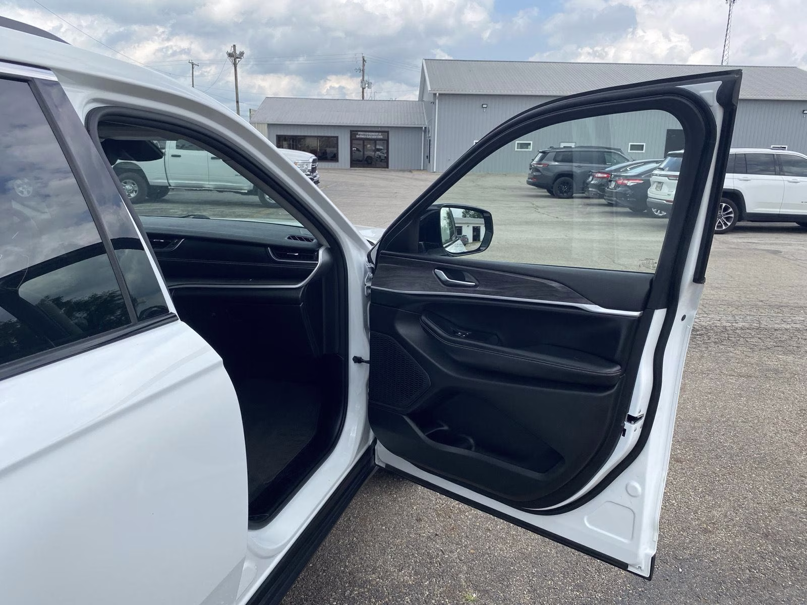 2023 Bright White Clearcoat Jeep Grand Cherokee L Limited 4X4 SUV