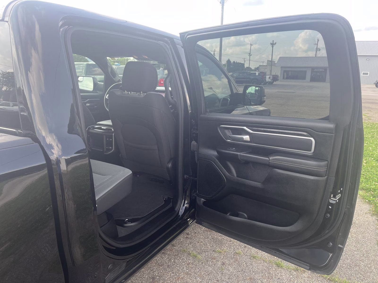 2023 Diamond Black Crystal Pearlcoat Ram 1500 Big Horn 4X4 Truck