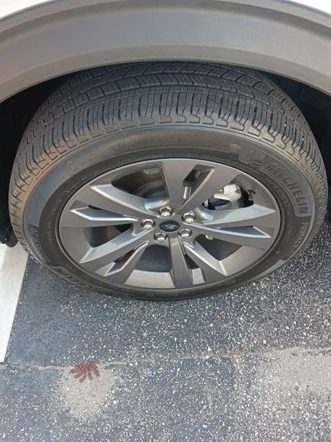 2023 Silver Metallic Ford Explorer XLT 4X4 SUV