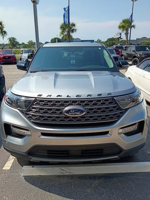 2023 Silver Metallic Ford Explorer XLT 4X4 SUV
