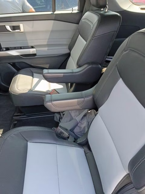 2023 Silver Metallic Ford Explorer XLT 4X4 SUV