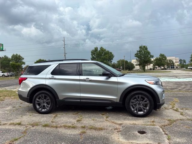 2023 Silver Metallic Ford Explorer XLT 4X4 SUV