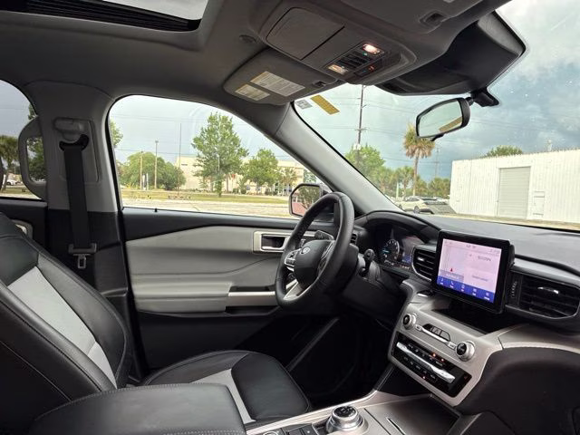 2023 Silver Metallic Ford Explorer XLT 4X4 SUV