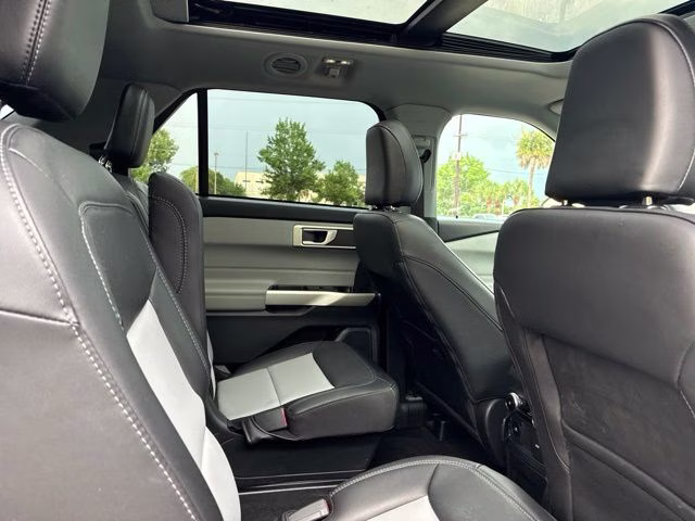 2023 Silver Metallic Ford Explorer XLT 4X4 SUV