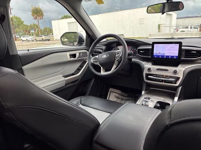 2023 Silver Metallic Ford Explorer XLT 4X4 SUV