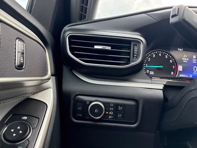 2023 Silver Metallic Ford Explorer XLT 4X4 SUV