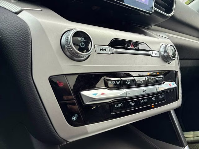 2023 Silver Metallic Ford Explorer XLT 4X4 SUV