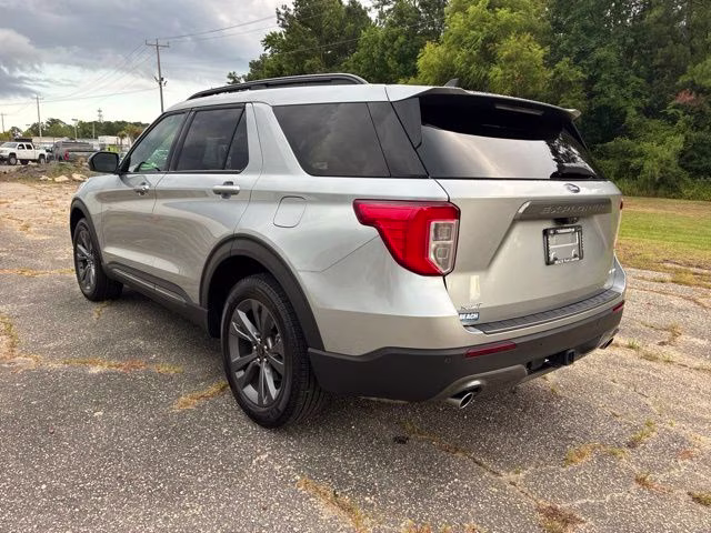 2023 Silver Metallic Ford Explorer XLT 4X4 SUV