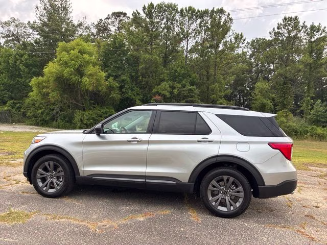 2023 Silver Metallic Ford Explorer XLT 4X4 SUV