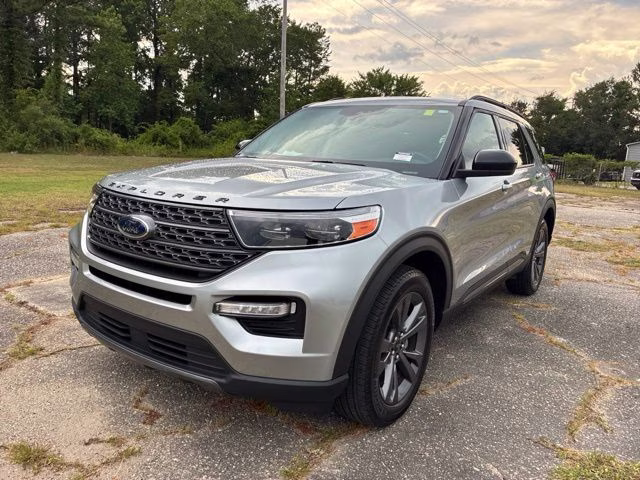 2023 Silver Metallic Ford Explorer XLT 4X4 SUV