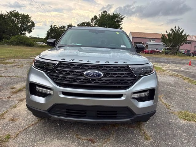 2023 Silver Metallic Ford Explorer XLT 4X4 SUV