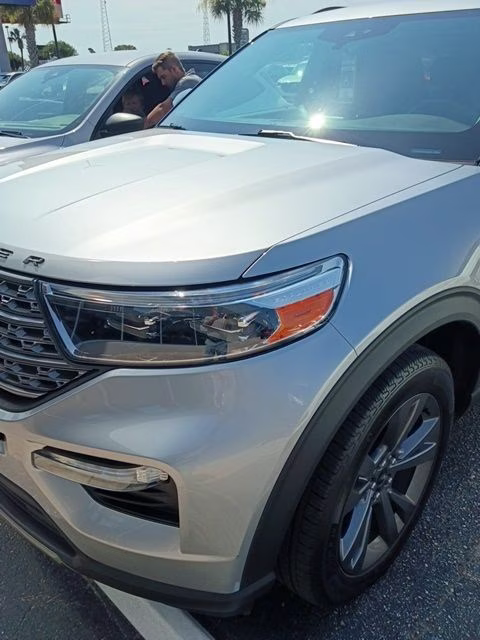 2023 Silver Metallic Ford Explorer XLT 4X4 SUV