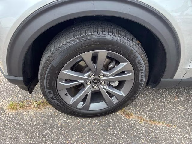 2023 Silver Metallic Ford Explorer XLT 4X4 SUV